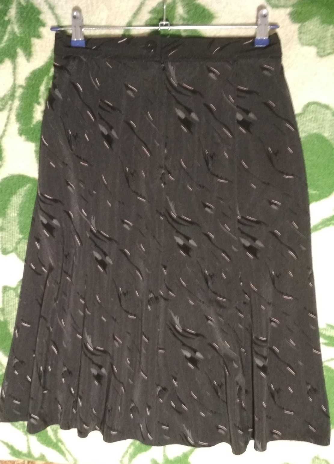 Черная юбка миди, коричневый узор, костюмный материал, 50 размер