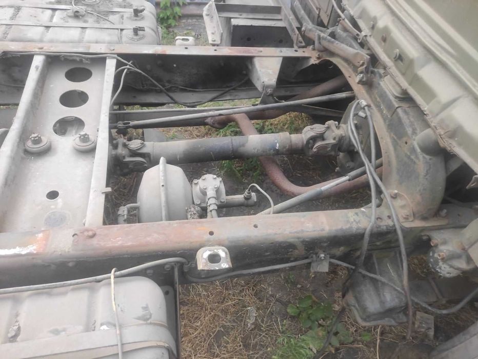 Два ГАЗ-66. Один на повному ходу, другий як донор або для відновлення