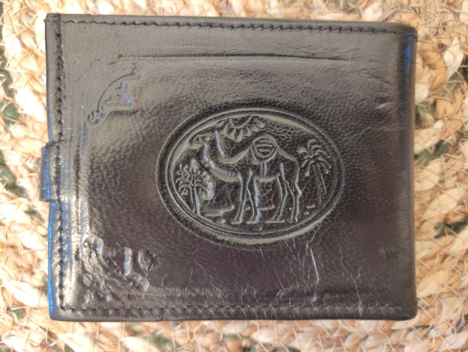 Skórzany czarny portfel z wielbłądem.