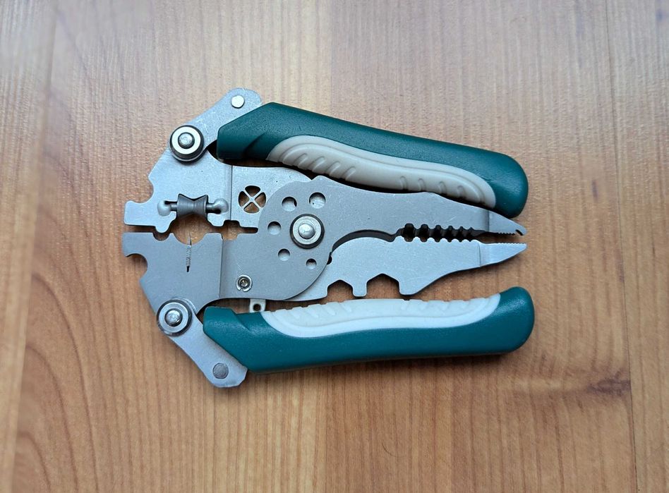 Многофункциональный складной инструмент для снятия изоляции