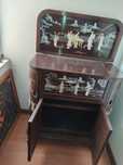 Móvel antigo com decoração madrepérola