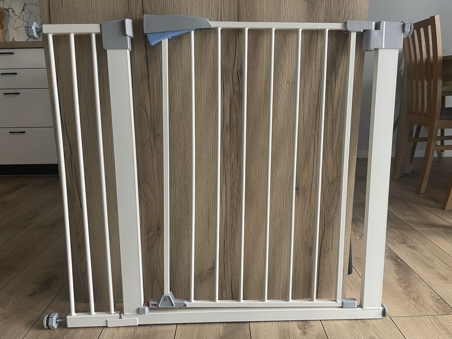 Bramka rozporowa zabezpieczająca dla dzieci na schody