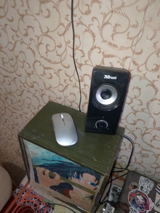 Продам ноутбук полностью рабочий ,быстрый с колонками и мышка бз