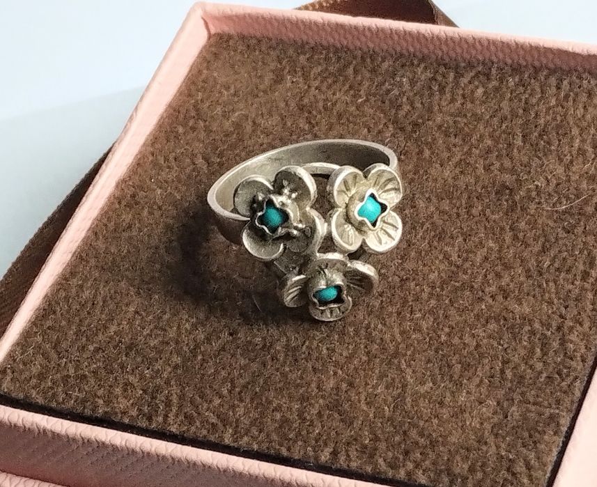 Srebrny pierścionek Warmet. Niezapominajki z turkusami.