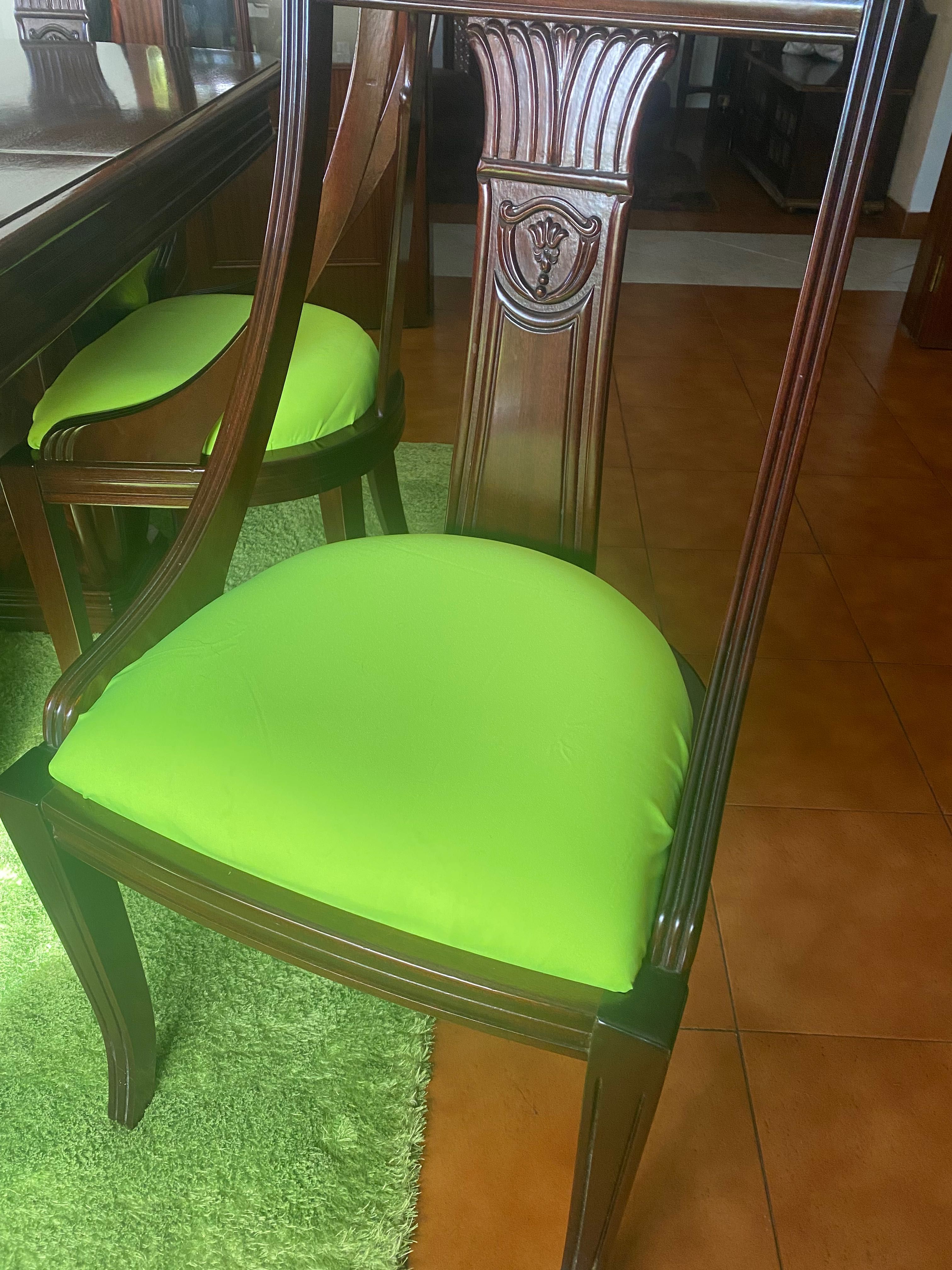 Conjunto de mesa e cadeiras mogno