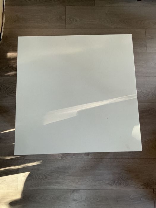 Mesa branca pequena