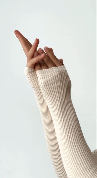 кофтинка в рубчик облягаюча молочна з вирізом в декольте