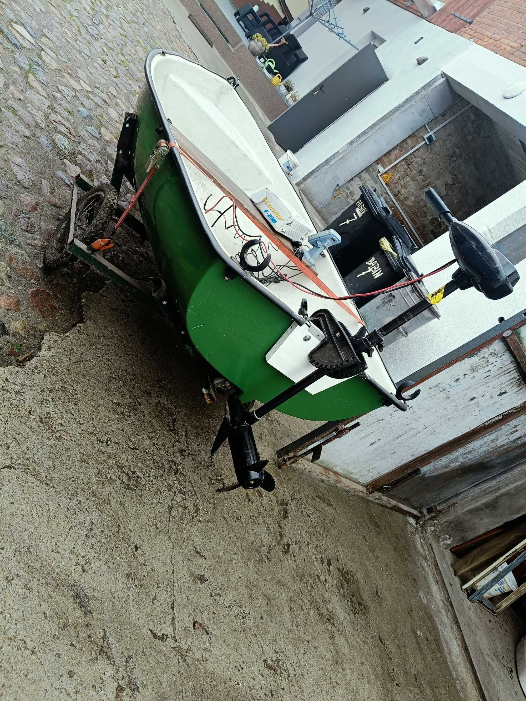 Sprzedam łódkę z silnikiem elektrycznym.