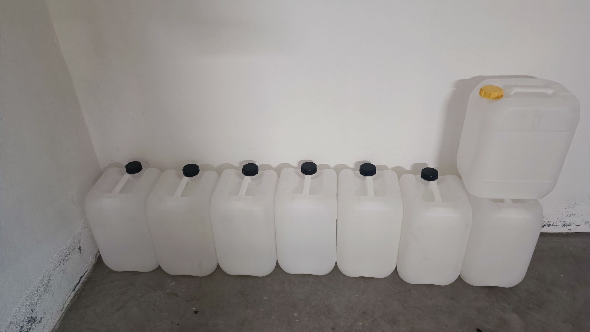 10 Bidons  20L  2€un.