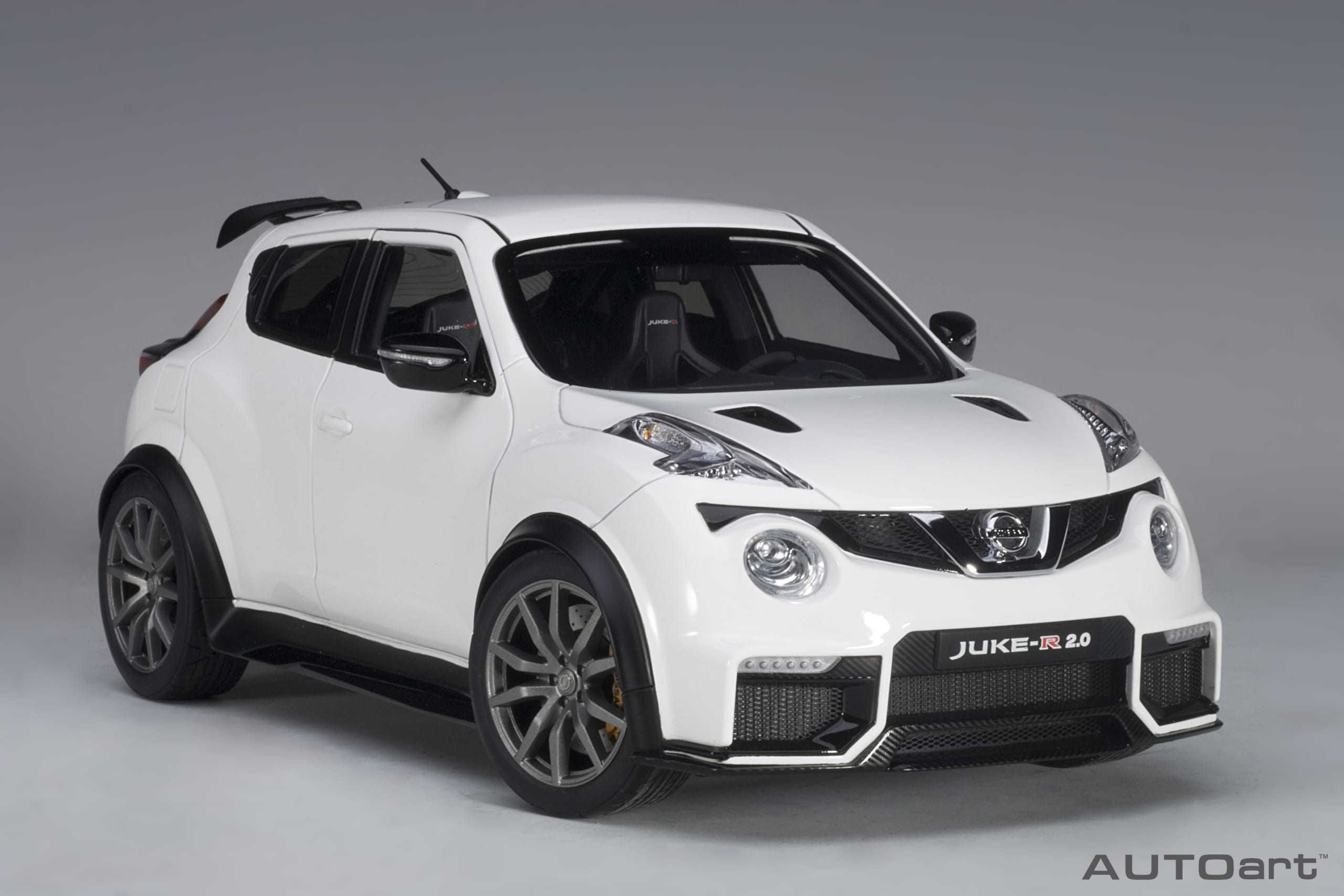 Model 1:18 AUTOart Nissan Juke-R 2.0 2016 white (77456)