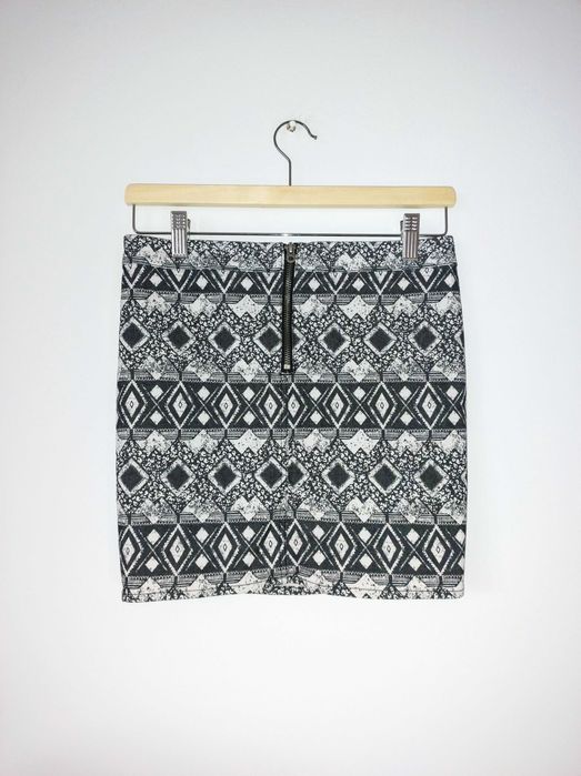 Czarno-biała krótka spódnica H&M azteckie wzory mini aztec 2010s 36 S