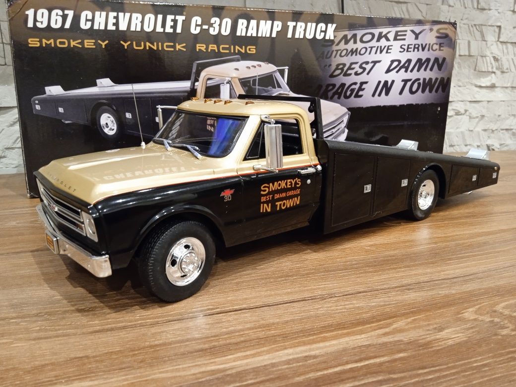 1:18 ACME 1967 Chevrolet C-30 Ramp Truck limit 320/560  Smokey Yunick