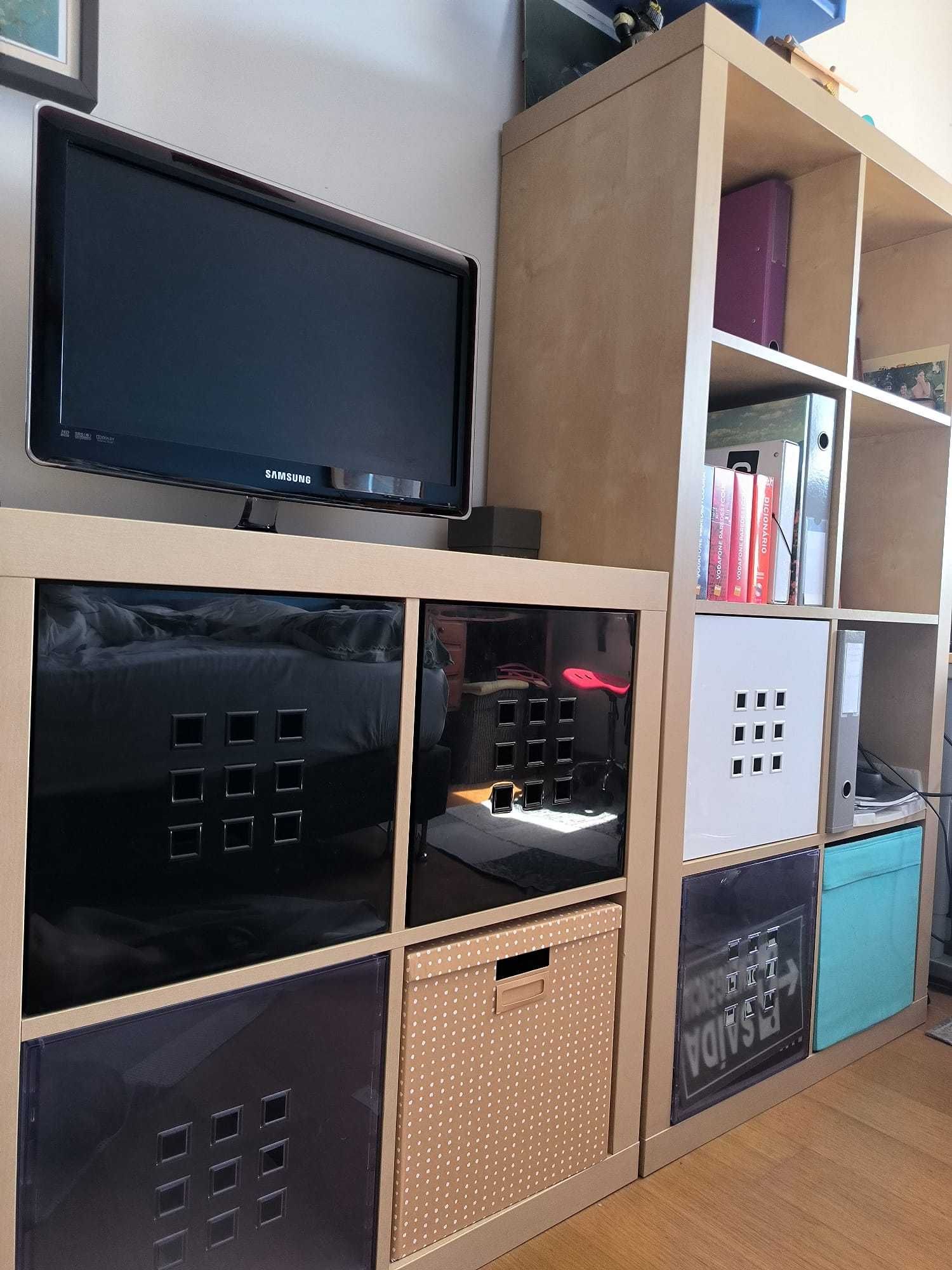 2 Estantes IKEA c/ 4 caixas de arrumação