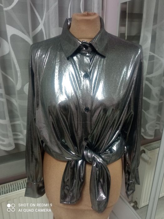 Piękna metaliczna srebrna koszula