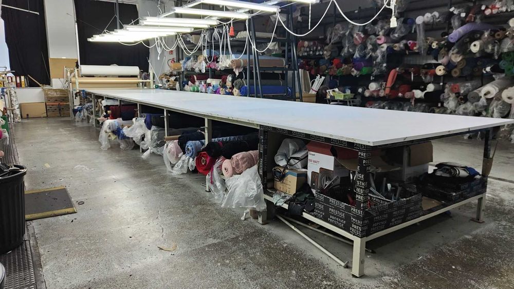 stół krawiecki z odkrawaczem do lagowania i krojenia, krojczy, roboczy