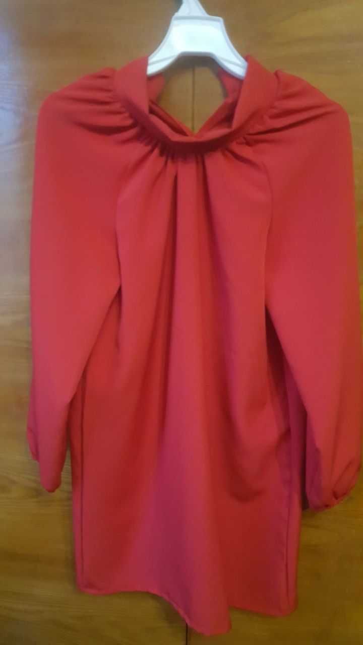 Сукня червона з коміром-стійкою