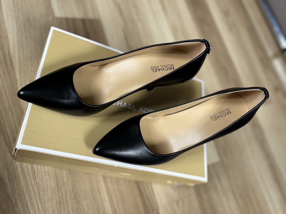 Нові шкіряні туфлі Michael Kors, 35-35,5 розмір