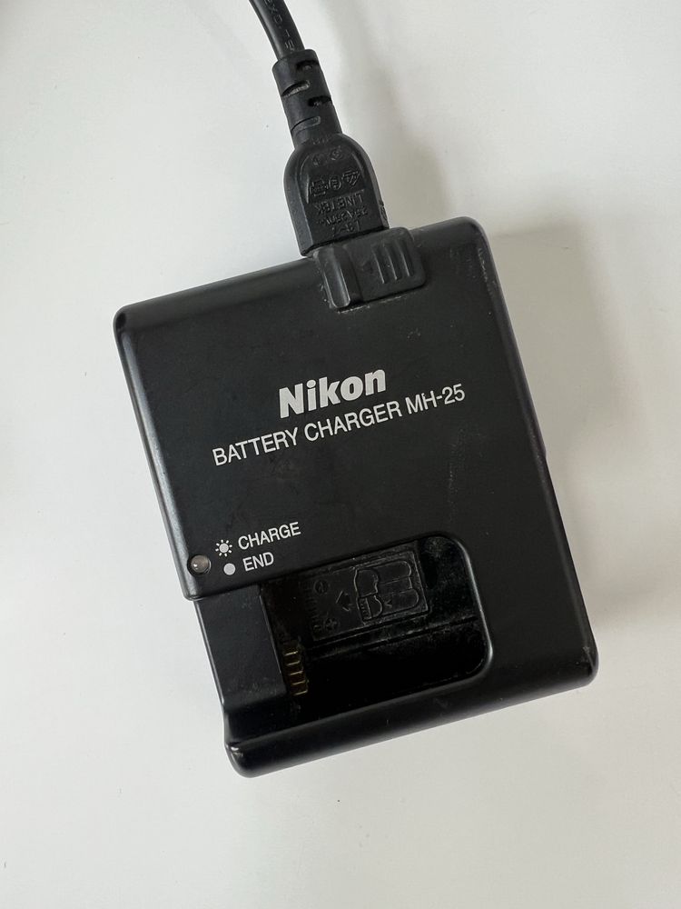 Nikon D7000 (nie włącza się) + Nikkor 18-105 (sprawny) + akcesoria