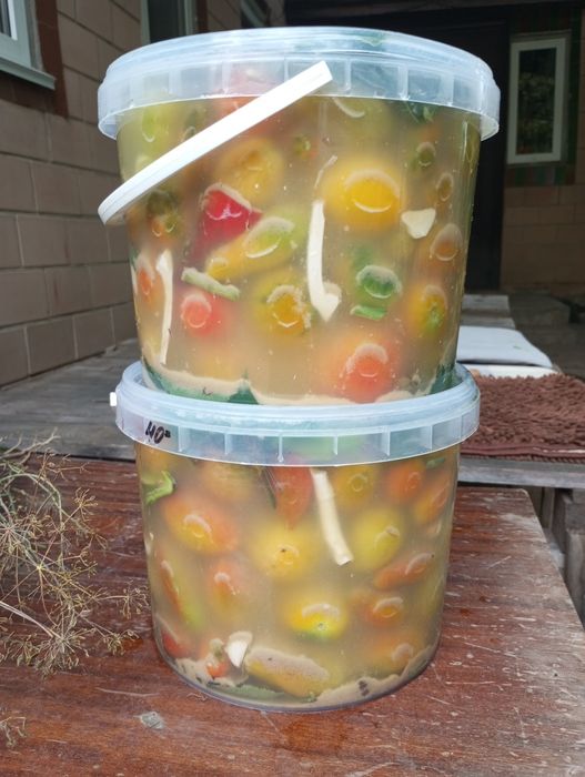 Помідори та огірки бочкові натурального бродіння.