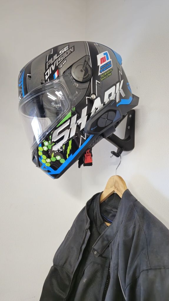 Wieszak na kask motocyklowy z haczykiem na kombinezon kurtkę