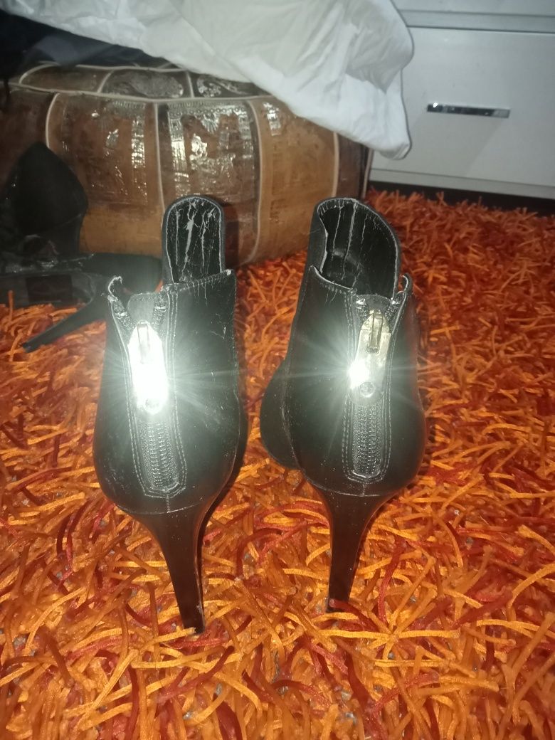 Botas pretas em boa condição
