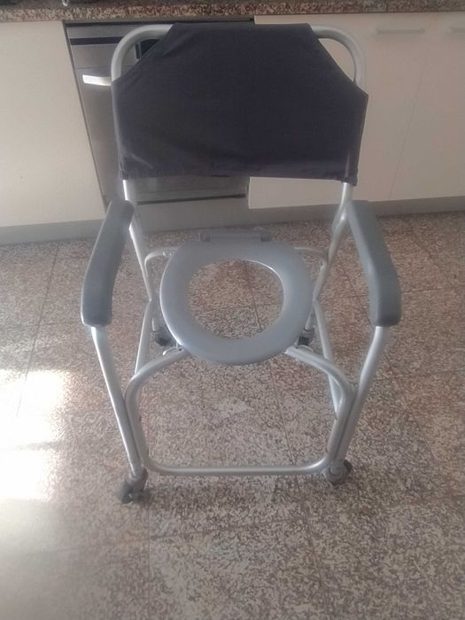 Cadeira de rodas usada para idoso