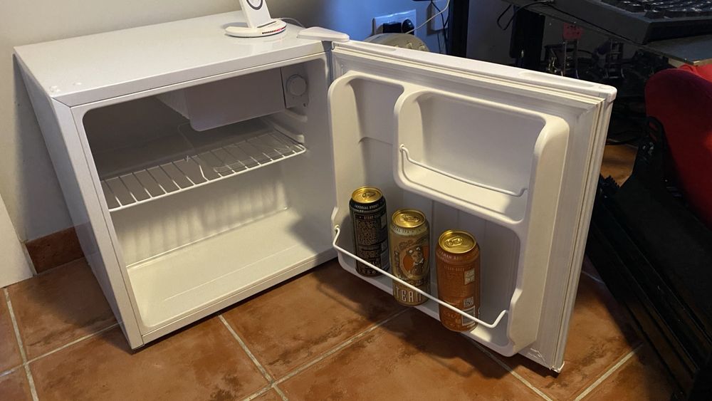 Mini frigorífico (mini-bar) novo