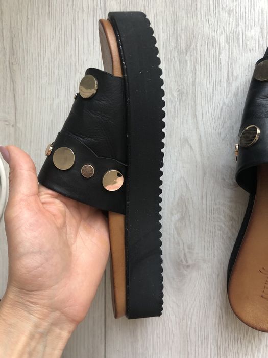 Шкіряні шльопанці