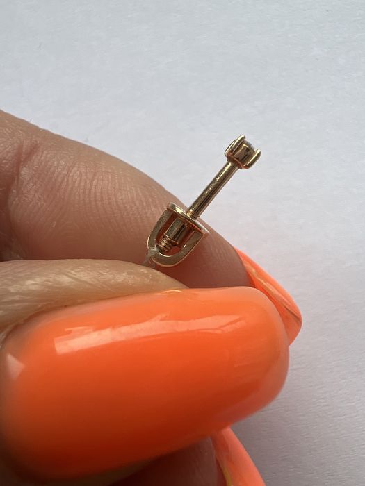 Золотая моно серьга с бриллиантом красное золото 585 проба