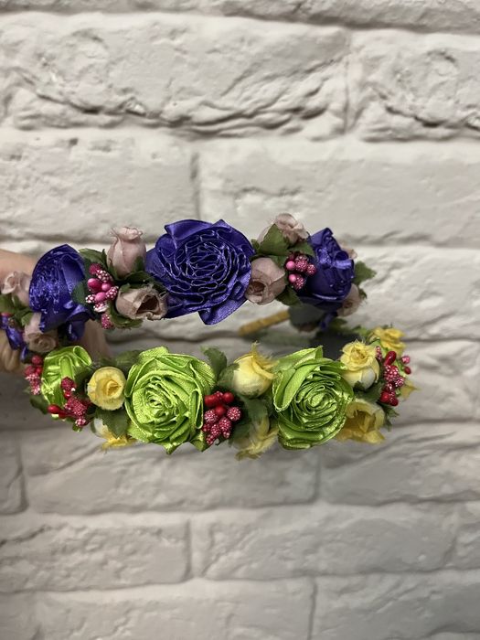 Обруч на голову украшен розочками