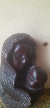 Stara rzeźba Matki boskiej z dzieciątkiem