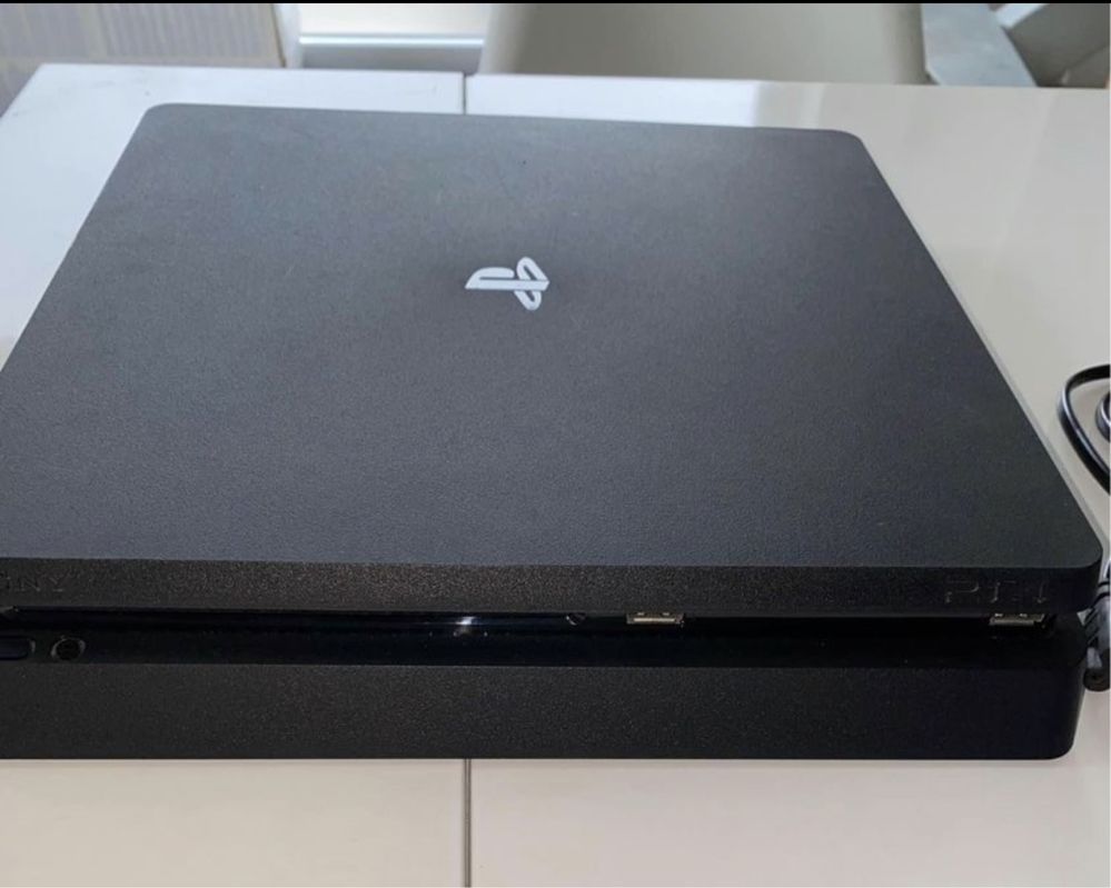 Ps4 slim de 1TB +2 comandos + base de carregador