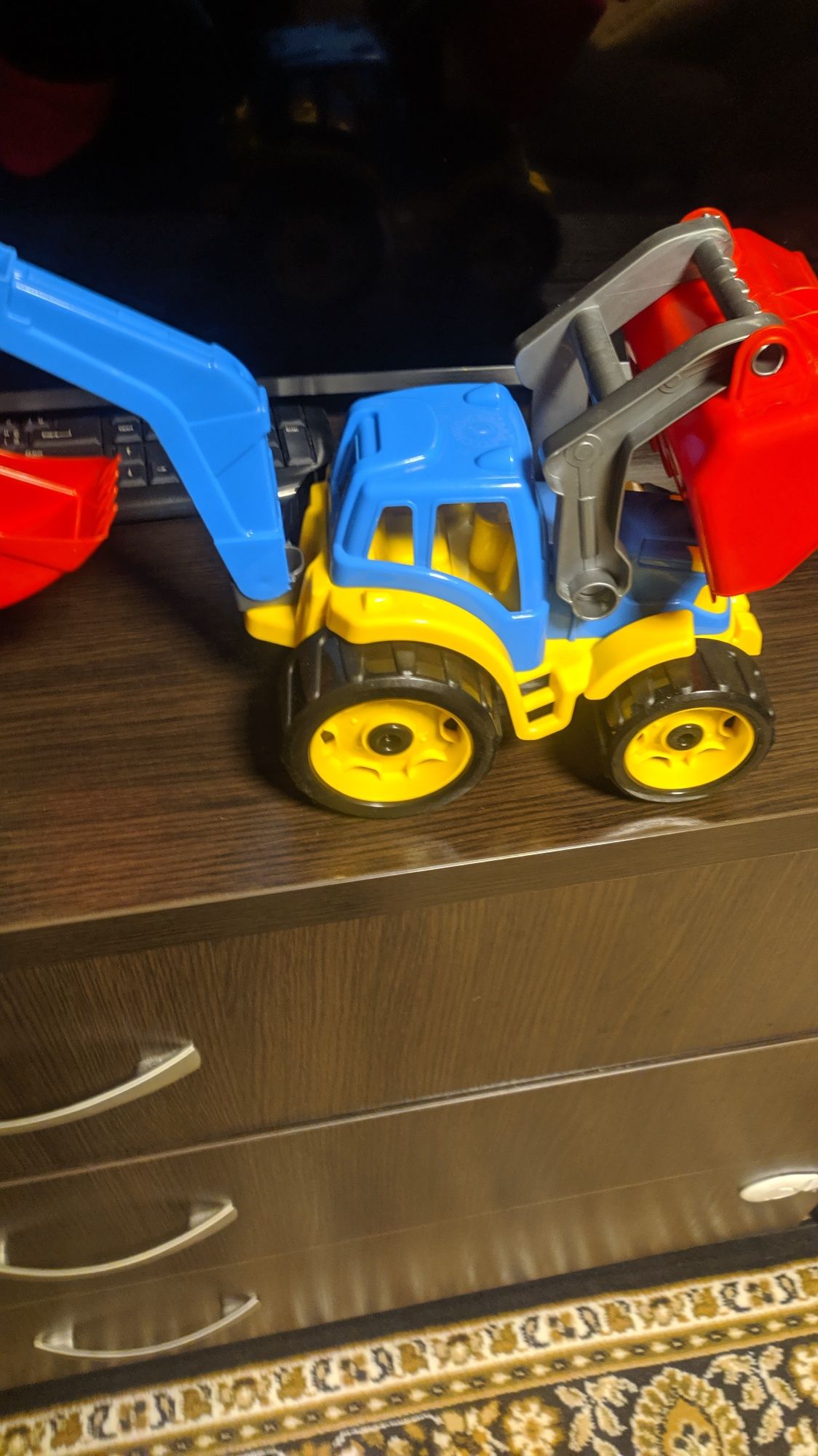 Игрушка синий трактор