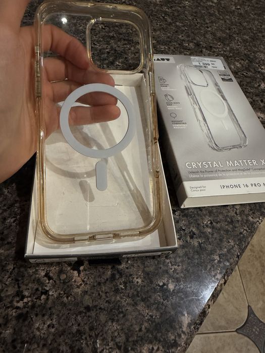 Продам чехол на Айфон 16 Про Макс