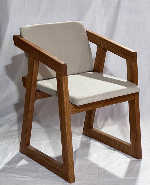 Стілець з дуба з мʼякими частинами
