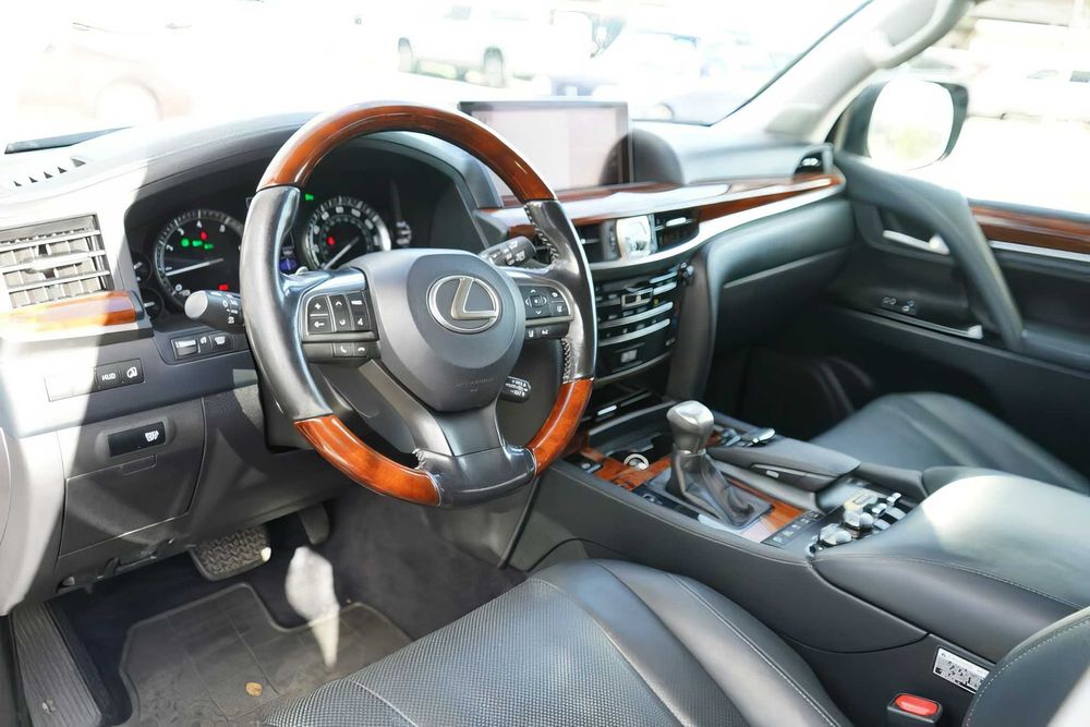 Lexus LX 570      2016