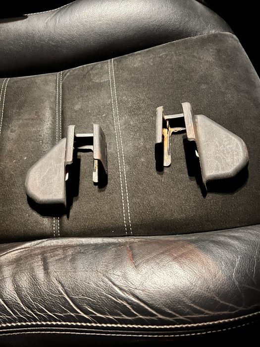 Заглушка болтов крепления сидений Toyota Avensis 7213705040,7213805030