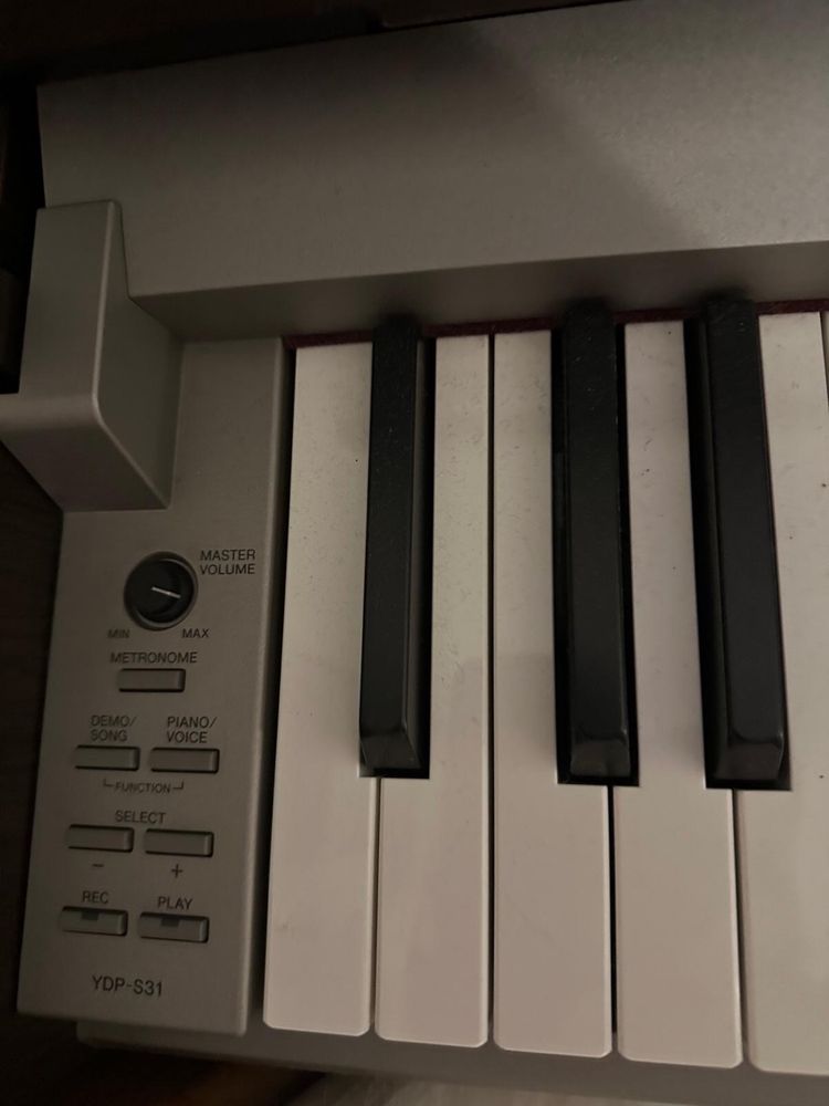 Piano Yamaha Arius