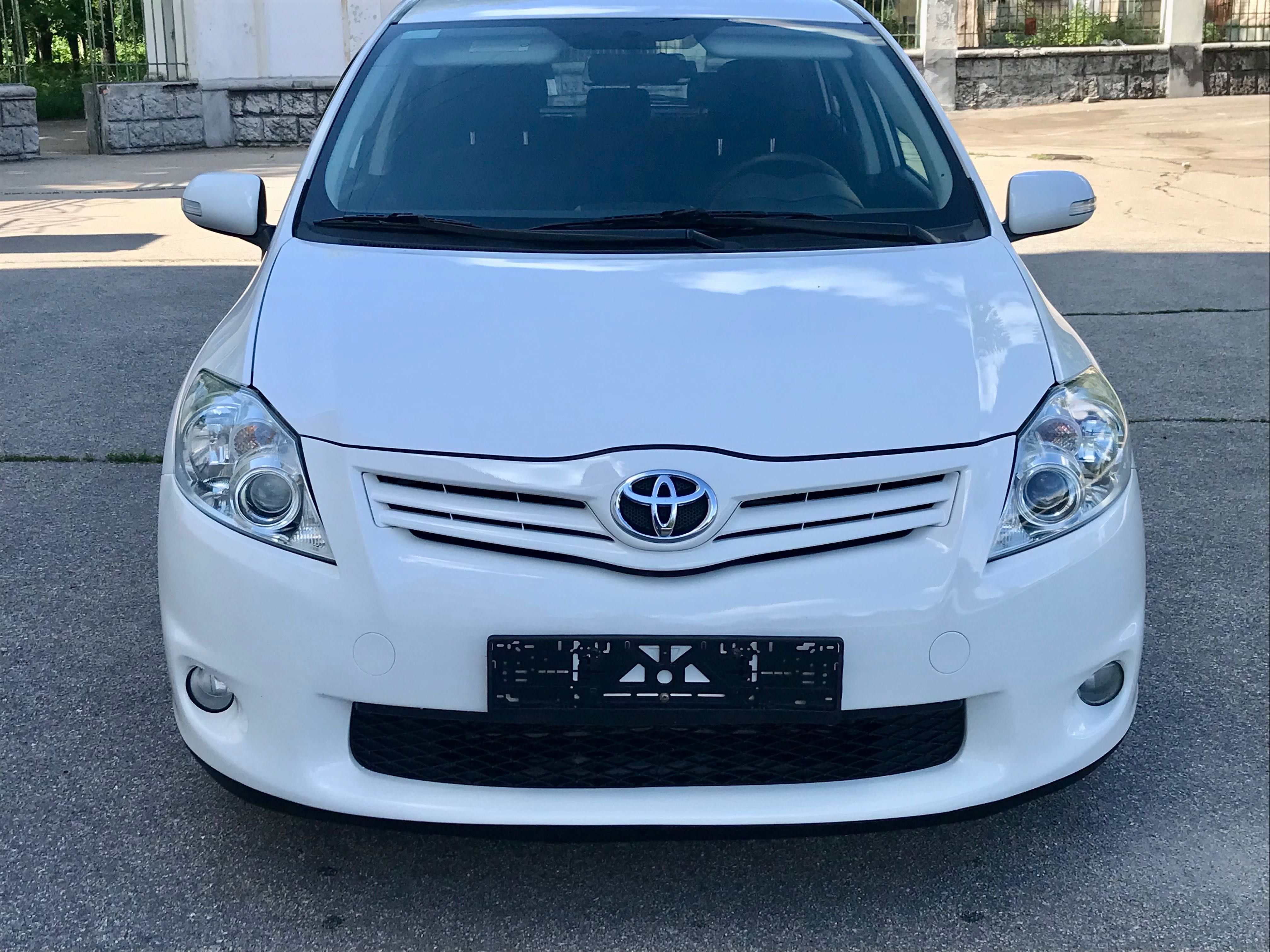 Тойота Аурис 2010г 1.6 Автомат.