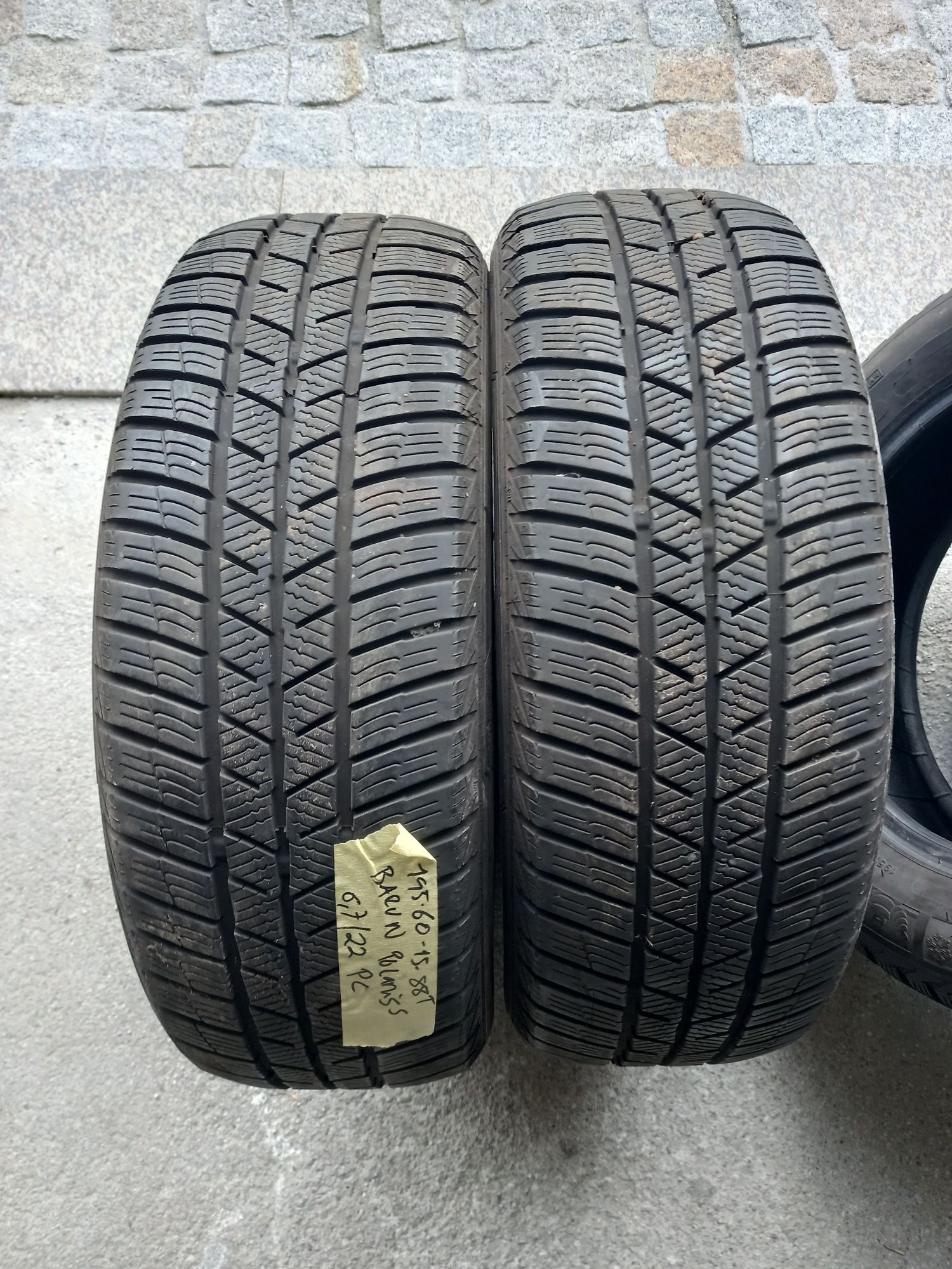 4 Pneus 195/60R15 seminovos