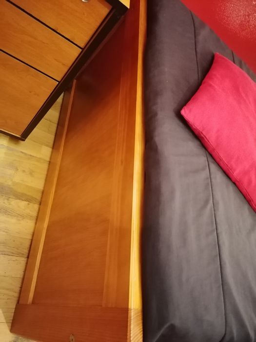 Cama com gaveta para outra cama e um bloco