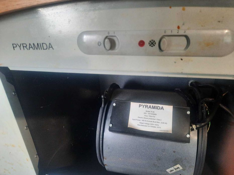Витяжка майже нова Piramida