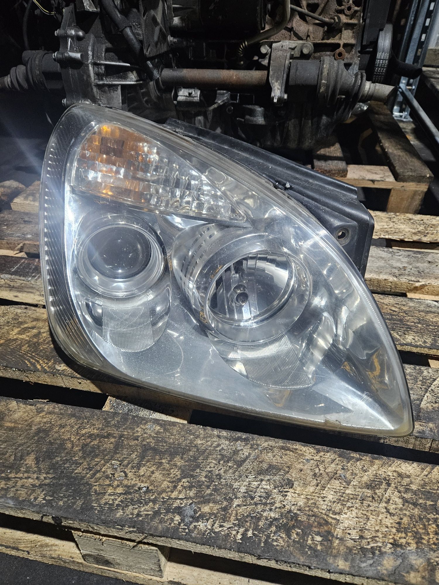 Lampa prawy przód Kia Carens lll