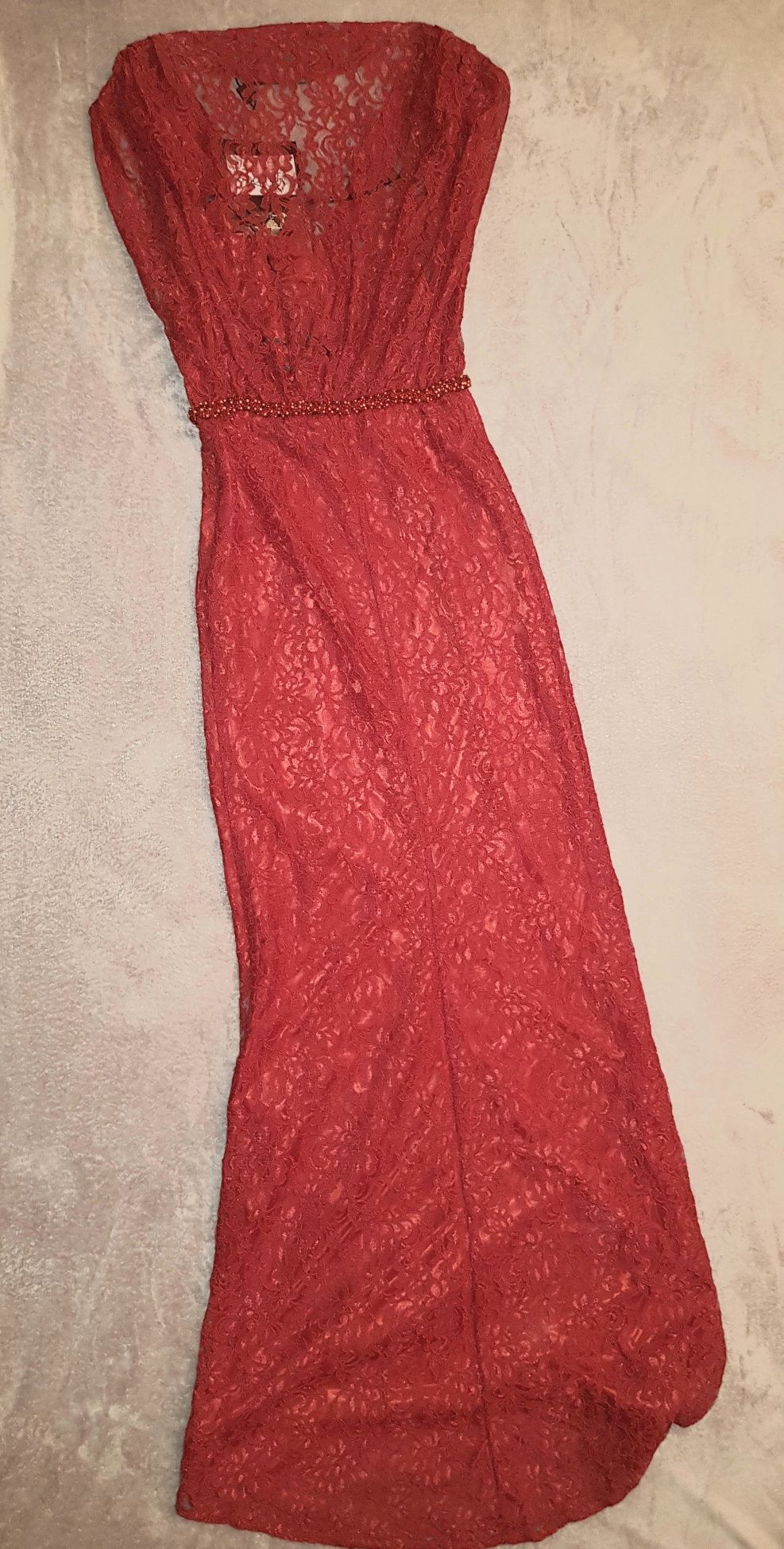 Czerwona długa sukienka