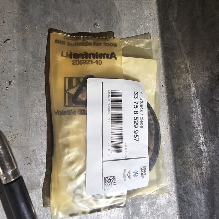 Сальнік в кардан зовнішній  bmw оригінал 33 75 8 529 957