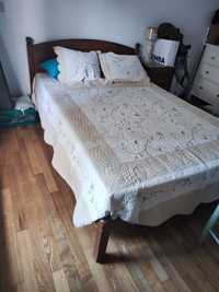 Cama casal com estrado + mesa cabeceira