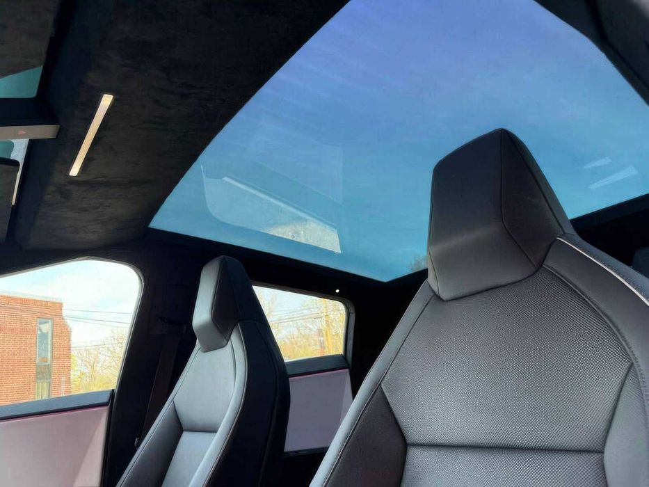 Tesla Cybertruck      2024