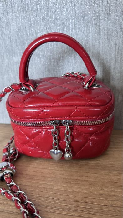 Червона маленька квадратна сумка