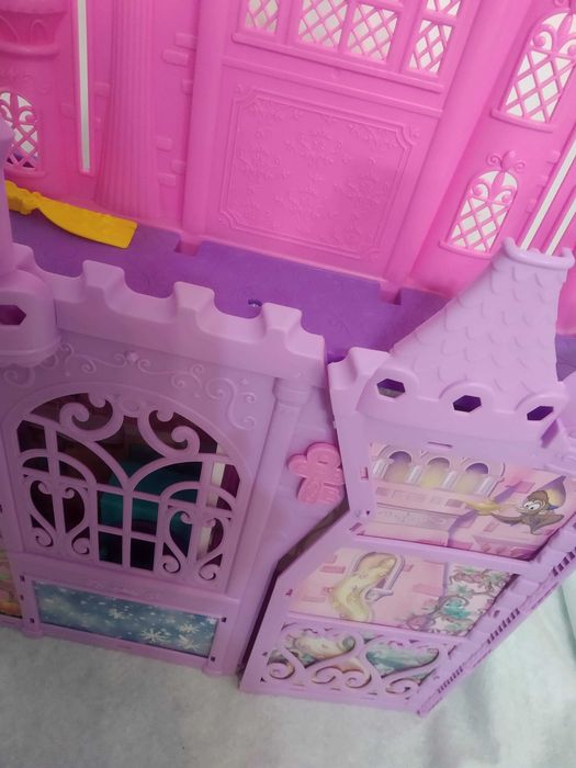 Brinquedo Casa Castelo Disney e 3 bonecas (Princesas) desdobrável