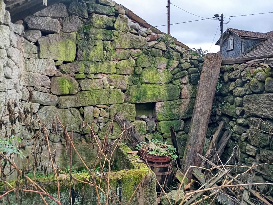 Casa em Pedra para Recuperar com água e luz